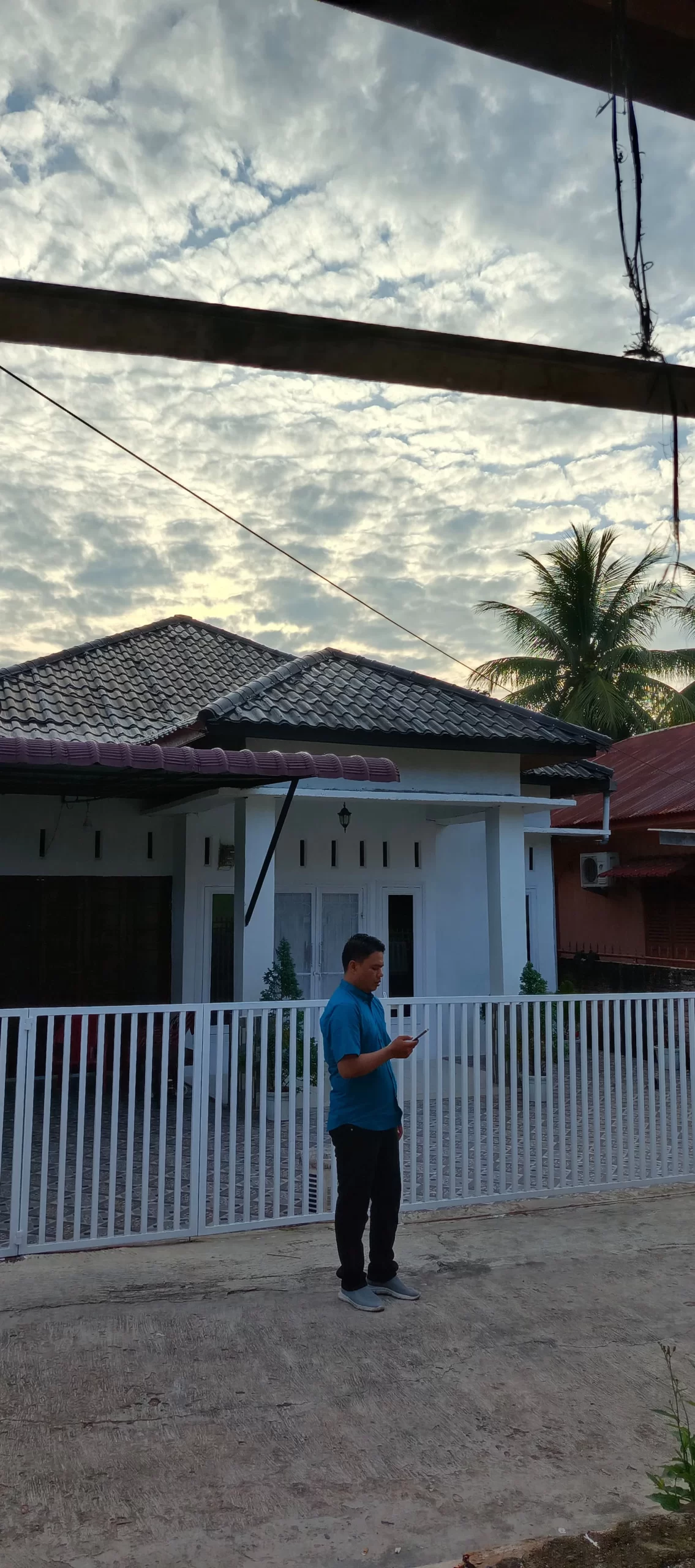 Putra Desa Batu Mundom Fajrat Daulay Angkat Bicara Tentang Persoalan Tapal Batas Fajrat Daulay Angkat Bicara Tentang Persoalan Tapal Batas antara Kabupaten Mandailing Natal, dengan Kabupaten Tapanuli Selatan(Tapsel) baru-baru ini rabu 26 ,07 di Panyabungan Menurut Pengakuan Fajrat Daulay, dasar Undang undang Pemekaran Kabupaten Mandailing Natal dari Kabupaten Tapanuli Selatan, supaya mempercepat pembangunan menunjang perekonomian SDM masyarakat. Bahwa Kabupaten Mandailing Natal, dimekarkan dari Kabupaten Tapanuli Selatan, Berdasarkan Undang undang nomor 12 Tahun 1998 Tertanggal 9 Maret 1998, Tentang Pemekaran kabupaten Tobasa, Dan Kabupaten Mandailing Natal. Pada poin 2(B) Undang undang nomor 12 Tahun 1998, Yang Berbunyi Sebagai Berikut : Bahwa Kabupaten Mandailing Natal dimekarkan dari Kabupaten Tapanuli Selatan, Yaitu bahwa Kabupaten Mandailing Natal, adalah merupakan pembantu Wilayah ll (dua) dari Kabupaten Tapanuli Selatan, Yang Terdiri dari Delapan (8) Kecamatan Di Saat Itu. Nama Nama Kecamatan Yang Terdiri Yaitu, 1. Panyabungan Kota. 2. Panyabungan Timur. 3. Kota Nopan. 4. Siabu. 5. Batang Natal. 6. Muara Batang Gadis. 7. Batahan. 8. Natal. 2. Dasar Hukum berdirinya Gapura tanda batas Kabupaten Mandailing Natal, dengan Kabupaten Tapanuli Selatan, tidak ada Karena yang seharusnya dasar Hukum diletakkannya Tata Batas harus berdasarkan SK MENDAGRI, Namun dasar Pengambilan tata batas Bupati Tapanuli Selatan, Syahrul Pasaribu Adalah Surat Kesepakatan bersama, Antara Bupati Kabupaten Mandailing Natal, Hidayat Batubara, dengan Bupati Kabupaten Tapanuli Selatan, Syahrul Pasaribu, Tentang Langkah-langkah Yang Diambil dalam Menyelesaikan Tata Batas Antara Kabupaten Mandailing Natal, Dengan Kabupaten Tapanuli Selatan, Tahun 2012 Lalu, tutur nya Oleh Karena Itu Saya Fajrat Daulay Mewakili Masyarakat Mandailing Natal Untuk Menyampaikan Tentang Tata Batas Tersebut, pungkasnya Fajrat Daulay, meliput (RD)