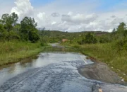 Miris Tidak ada Hujan , keadaan jalan lintas Natal Via Batang Toru  Tergenang Banjir Dan Berlobang Di Tengah Nya,